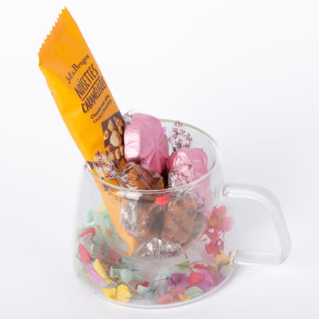 Mug en verre transparent decoré avec 80g de chocolat